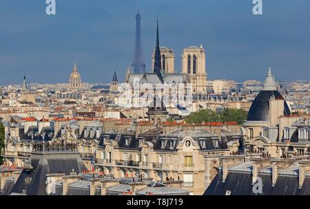 France, Paris, d'une zone inscrite au Patrimoine Mondial de l'UNESCO, la cathédrale Notre-Dame sur l'île de la ville, la Tour Eiffel et le dôme des Invalides Banque D'Images