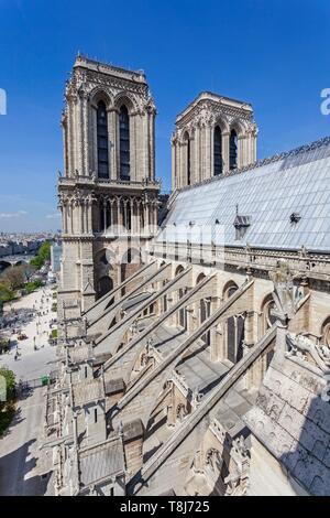 France, Paris, d'une zone inscrite au Patrimoine Mondial de l'UNESCO, la cathédrale Notre-Dame sur l'île de la ville, les clochers et les flying butresses Banque D'Images