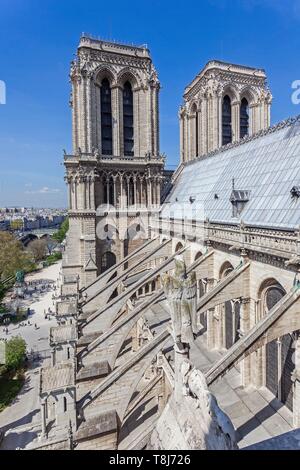 France, Paris, d'une zone inscrite au Patrimoine Mondial de l'UNESCO, la cathédrale Notre-Dame sur l'île de la ville, les clochers et les flying butresses Banque D'Images