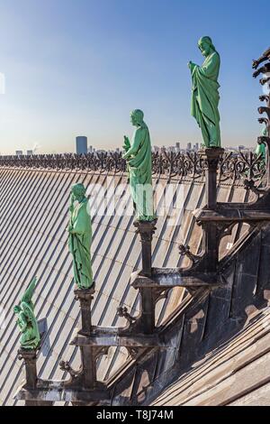 France, Paris, d'une zone inscrite au Patrimoine Mondial de l'UNESCO, la cathédrale Notre-Dame sur l'île de la ville, des statues des Apôtres Banque D'Images