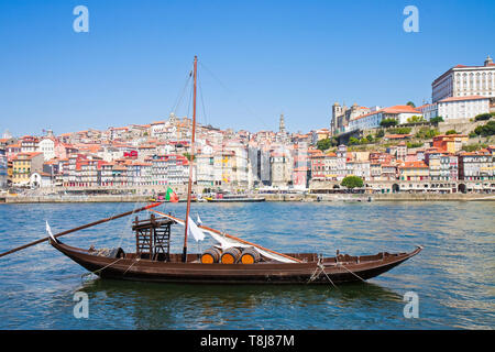 Bateaux en bois typiques portugais, appelé "Barcos rabelos", utilisé dans le passé pour transporter le célèbre vin de Porto (Porto-Oporto-Portugal-Europe) Banque D'Images