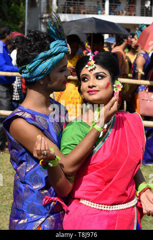 Rabindra Bharati University students célèbre 'Basanta Utsava' à leur campus à Kolkata. Banque D'Images