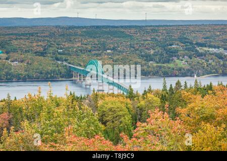 Le Canada, la Nouvelle-Écosse, Great Bras d'Or Lake View du pont de l'île Seal, automne Banque D'Images