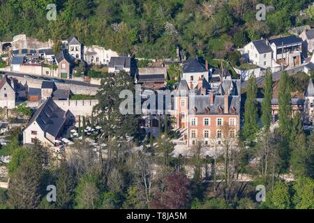 France, Indre et Loire, Vallée de la Loire classée au Patrimoine Mondial de l'UNESCO, Amboise, Clos-lucé château et troglodytes de rue Victor Hugo (vue aérienne) Banque D'Images