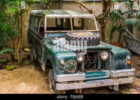 Vieille épave jeep qui est utilisée comme jouet pour enfants, objets de décoration vintage Banque D'Images