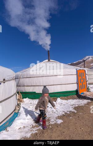 La Mongolie, à l'ouest de la Mongolie, Altaï, Yourte dans la neige avec un enfant Banque D'Images