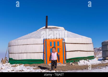 La Mongolie, à l'ouest de la Mongolie, Altaï, Yourte dans la neige avec un enfant Banque D'Images