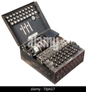 Une machine Enigma allemande cypher 'je', question de la Luftwaffe, 1944, modèle no. '20057', 'Fabricant' jla (Cypher Machine Company Heimsoeth und Rinke, Berlin) Trois rotors de brouillage avec les touches numériques de 1 à 26, l'ensemble de rotor en aluminium chacun avec les numéros correspondants 'UN 20057'. Dans une boîte en alliage léger laqué en gris sur le terrain avec le numéro de la main '20057' sur la face inférieure. Le couvercle à charnière avec clavier, commutateur d'alimentation et bornes à vis pour une alimentation externe. Fonctionnement en partie deux touches du clavier (manquant), privacidad plugboard à l'avant. Taille 26 x 29 x ca. 13 cm. Trouver intacte , Editorial-Use-seulement Banque D'Images