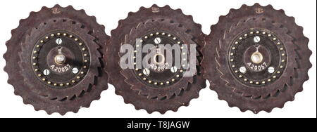 Une machine Enigma allemande cypher 'je', question de la Luftwaffe, 1944, modèle no. '20057', 'Fabricant' jla (Cypher Machine Company Heimsoeth und Rinke, Berlin) Trois rotors de brouillage avec les touches numériques de 1 à 26, l'ensemble de rotor en aluminium chacun avec les numéros correspondants 'UN 20057'. Dans une boîte en alliage léger laqué en gris sur le terrain avec le numéro de la main '20057' sur la face inférieure. Le couvercle à charnière avec clavier, commutateur d'alimentation et bornes à vis pour une alimentation externe. Fonctionnement en partie deux touches du clavier (manquant), privacidad plugboard à l'avant. Taille 26 x 29 x ca. 13 cm. Trouver intacte , Editorial-Use-seulement Banque D'Images