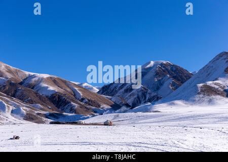 La Mongolie, à l'ouest de la Mongolie, Altaï, vallée de neige et de roches, bergerie, Yourte dans la neige, l'élevage de moutons et de chèvres Banque D'Images