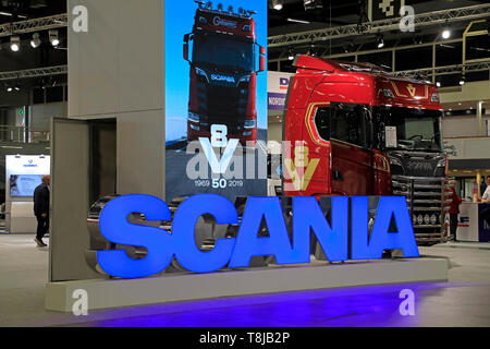 Helsinki, Finlande. 09 mai, 2019. Truckmaker stand Scania avec le logo de la société et S650 A6X4NB V8 50 ans anniversaire chariot sur Transport-Logistics 2019. Scania célèbre le 50e anniversaire de l'emblématique moteur V8 en 2019. Credit : Taina Sohlman/agefotostock Banque D'Images