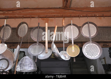 Façade indienne avec casseroles et pots Banque D'Images