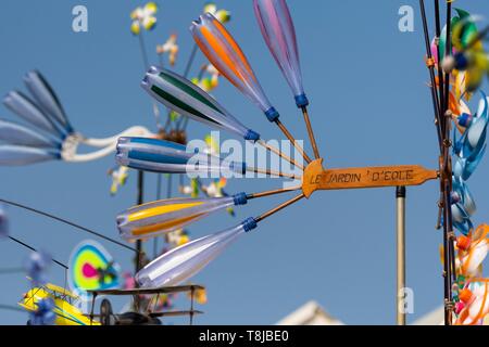 La France, Pas de Calais, Côte d'Opale, Berck-sur-Mer, Berck-sur-Mer Kite International Réunions, pendant 9 jours, la ville accueille 500 cerfs-volants du monde entier pour l'une des plus importantes manifestations de cerf-volant dans le monde, le jardin du vent propose une multitude de tourniquets, girouettes et autres décorations avec des matériaux de récupération ou instruments dont les cordes vibrer avec le vent et à produire des sons Banque D'Images