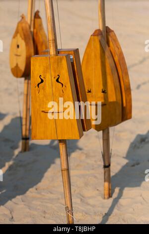 La France, Pas de Calais, Côte d'Opale, Berck-sur-Mer, Berck-sur-Mer Kite International Réunions, pendant 9 jours, la ville accueille 500 cerfs-volants du monde entier pour l'une des plus importantes manifestations de cerf-volant dans le monde, le jardin du vent propose une multitude de tourniquets, girouettes et autres décorations avec des matériaux de récupération ou instruments dont les cordes vibrer avec le vent et à produire des sons Banque D'Images