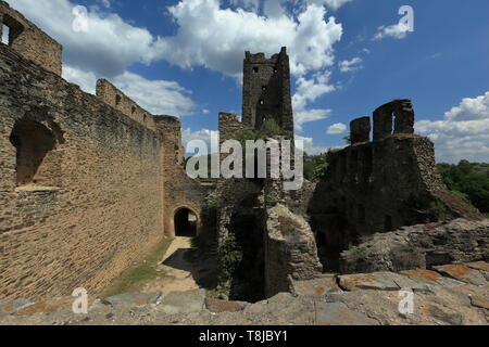 Ruines du château (en tchèque Okor Okoř),au nord-ouest de Prague, dans la région de la République tchèque. Banque D'Images