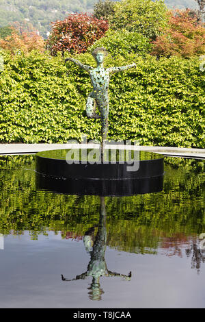 Réflexion sculpture ballerine dans l'eau, jardin de recueillement Malvern floralia Banque D'Images