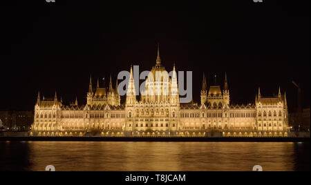 Bâtiment du Parlement hongrois perspective centrale voyage danube dans la nuit Banque D'Images