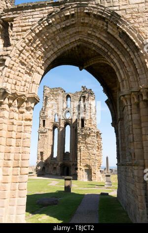 Vue encadrée de Tynemouth Priory, North East England, UK Banque D'Images