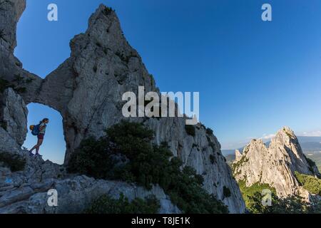 La France, Vaucluse, Gigondas, Dentelles de Montmirail, l'Arc de Turc Pousterle Banque D'Images