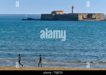 La France, l'Hérault, Agde, Le Cap d'Agde, la plage de Richelieu, les marcheurs avec le Fort de Brescou en arrière-plan Banque D'Images