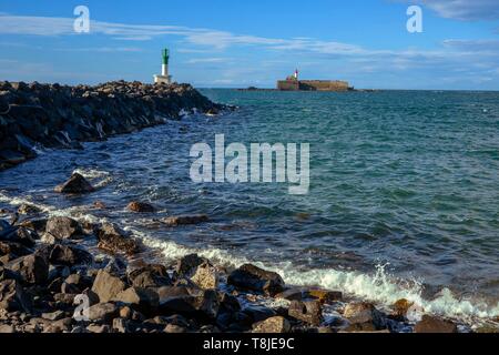 La France, l'Hérault, Agde, Le Cap d'Agde, Quai Richelieu avec Fort Brescou au large Banque D'Images