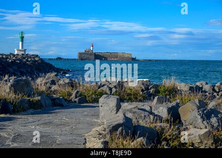 La France, l'Hérault, Agde, Le Cap d'Agde, Quai Richelieu avec Fort Brescou au large Banque D'Images