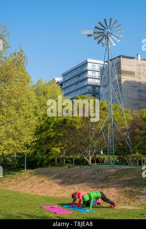 France, Paris, quartier des Batignolles, Clichy Batignolles Martin Luther King jardin avec un bâtiment dans le projet de développement urbain de Clichy Batignolles Banque D'Images