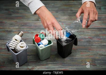 Concept de l'écologie, beaucoup d'objets recyclables dans des conteneurs Banque D'Images