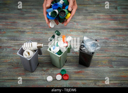 Concept de l'écologie, beaucoup d'objets recyclables dans des conteneurs Banque D'Images