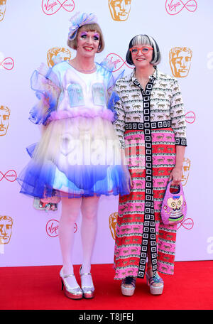 Grayson Perry (à gauche) et Philippa Perry participant à la BAFTA TV awards Virgin Media, s'est tenue au Royal Festival Hall de Londres. Banque D'Images