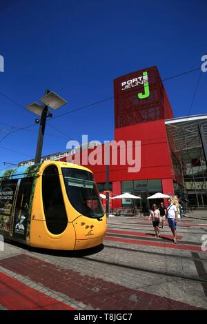 La France, Haut Rhin, Mulhouse, Tramway à la place de l'Europe Banque D'Images