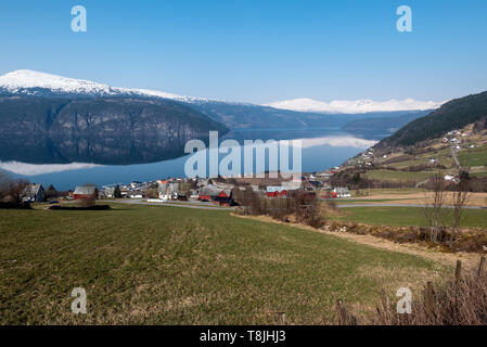 Balestrand idyllique dans le comté de Sogn og Fjordane, fjord, la Norvège est une petite communauté agricole de la rive sud de la Fjord pas loin de l'ancien. Banque D'Images