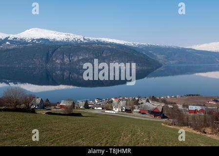 Balestrand idyllique dans le comté de Sogn og Fjordane, fjord, la Norvège est une petite communauté agricole de la rive sud de la Fjord pas loin de l'ancien. Banque D'Images