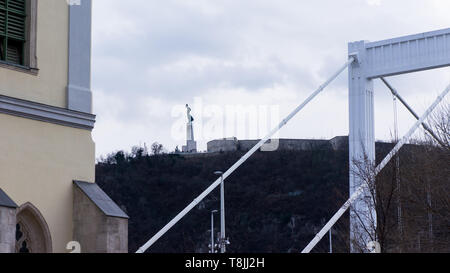 Détail de la Pont Elisabeth dans l'arrière-plan de la Statue de la liberté. Banque D'Images