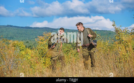 Les forces de l'armée. Camouflage. Les chasseurs de l'homme à coups de fusil. Boot Camp. L'amitié des hommes chasseurs. L'uniforme militaire. Les techniques de chasse et d'armes de l'équipement. Comment transformer la chasse en passe-temps. Aventures dans les voyages. Banque D'Images