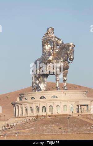 La Mongolie, à l'Est de la Mongolie, steppe la Genghis Khan Statue équestre, partie de la Statue de Gengis Khan est un complexe de 131 pieds (40 m) de hauteur statue de Gengis Khan à cheval, sur la rive de la rivière Tuul à Tsonjin Boldog (54 km (33,55 milles) à l'est de la capitale mongole Oulan-bator), Banque D'Images