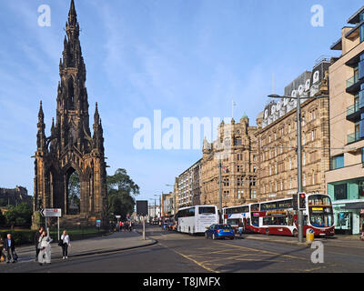 Édimbourg - Septembre 2016 : Sir Walter Scott's monument et de Princes Street, avec un signe de la gare le nom d'un de ses super-charact Banque D'Images