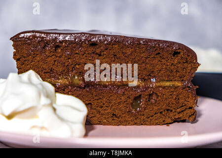 Maison de style viennois Sachertorte, un gâteau au chocolat avec des amandes et confiture d'abricot au milieu, vitrage avec ganache chocolat Banque D'Images