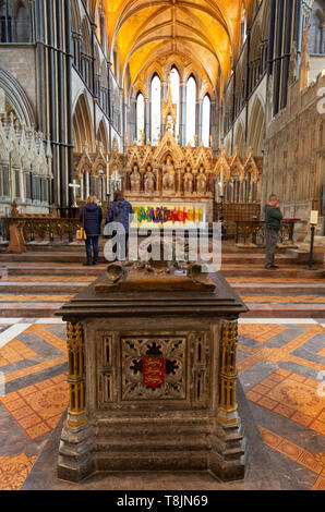 Intérieur de la cathédrale de Worcester - la Nef, avec Tombeau du Roi Jean au premier plan, l'autel, dans l'arrière-plan, Worcester, Worcestershire England UK Banque D'Images