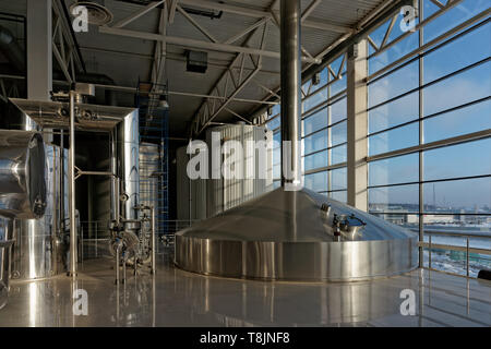 Réservoirs de bière dans un bâtiment industriel Banque D'Images