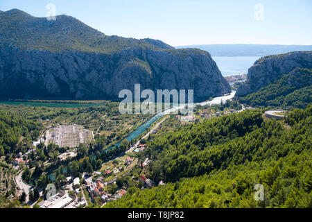 Kroatien, Dalmatien, embouchure des Flusses Cetina ins adriatische Meer bei der Ortschaft Omis Banque D'Images