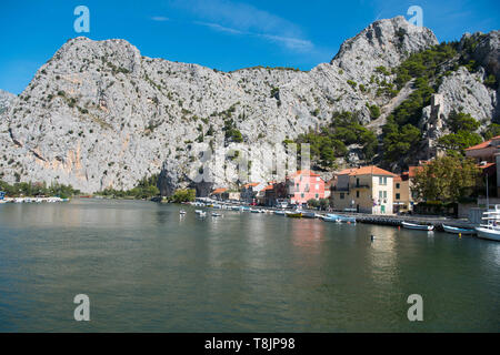 Kroatien, Dalmatien, Altstadt von der Omis Cetina ins adriatische embouchure der Meer, am Felsen rechts die Festung Starigrad Banque D'Images