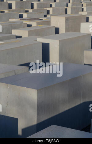 Abstraite de dizaines de dalles en béton ou stèles au Mémorial aux Juifs assassinés d'Europe, également connu sous le nom de Mémorial de l'Holocauste, à Berlin, Allemagne Banque D'Images