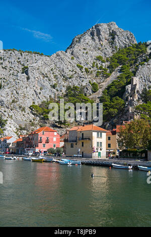 Kroatien, Dalmatien, Altstadt von der Omis Cetina ins adriatische embouchure der Meer, am Felsen rechts die Festung Starigrad Banque D'Images