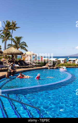 Sheraton Hotel piscine et plage en face de la propriété, Hawaii, USA Banque D'Images