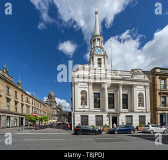 Le Centre italien avec les magasins d'alimentation dans la rue John Hutcheson & gauche avec l'ancien hôpital Hutchesons City Grill dans Ingram Street Glasgow Scotland UK Banque D'Images