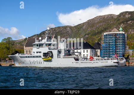 Navire de la Garde côtière de Bergen KV W341 dans le port de Bergen, Norvège Banque D'Images