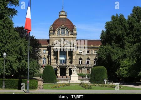 La France, Bas Rhin, Strasbourg, quartier Neustadt datant de la période allemande inscrite au Patrimoine Mondial de l'UNESCO, Place de la République, le Palais du Rhin (ancien Kaiserpalast) et le monument aux morts, une mère tient ses deux fils mourant, on regarde la France, l'autre à l'Allemagne Banque D'Images