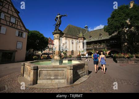 France, Alsace, Colmar, l'Ancienne Douane, la fontaine Schwendi carrés à Colmar Banque D'Images