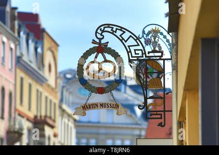 France, Alsace, Colmar, Jean Jacques Waltz dit Hansi, le créateur de signes, enseigne de la boulangerie Musslin dans la rue des Têtes Banque D'Images